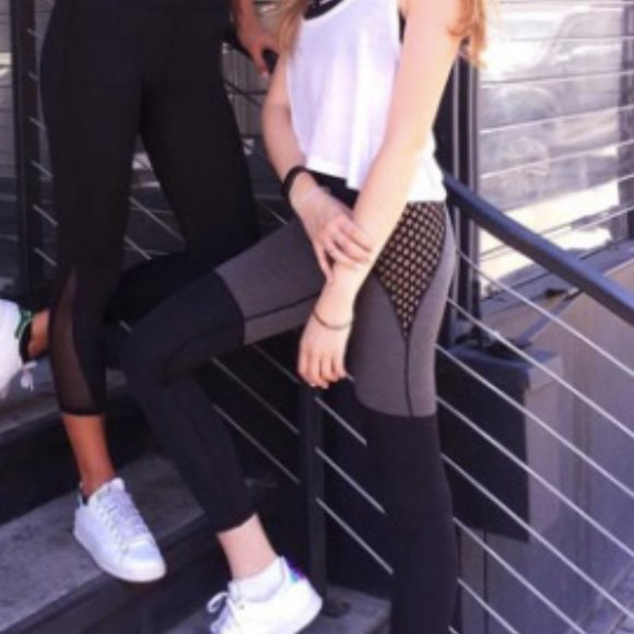 π§ββοΈ ATHLETIC LEGGINGS π§ββοΈ Sexy mesh sides! - Picture 2 of 5